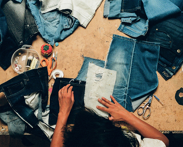 服を修繕してる様子