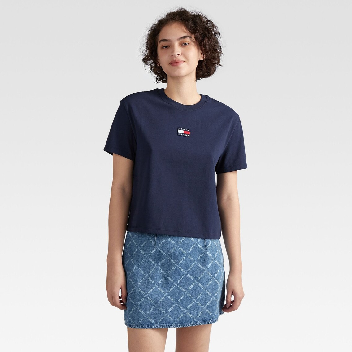 トミー　　トミージーンズ　即完限定　Tシャツ　新品タグ付 2点でさらに10％OFF】バッジロゴTシャツ | トミー ジーンズ