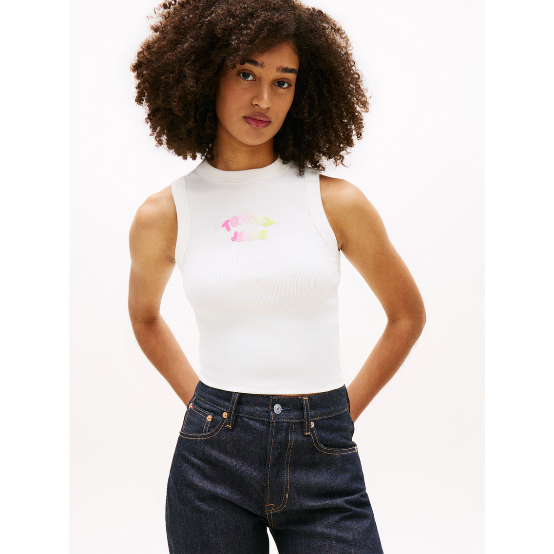   - 新品未使用  jeans ロゴタンクトップ 白S 2点でさらに10％ off】バブルロゴスリムタンクトップ | トミー
