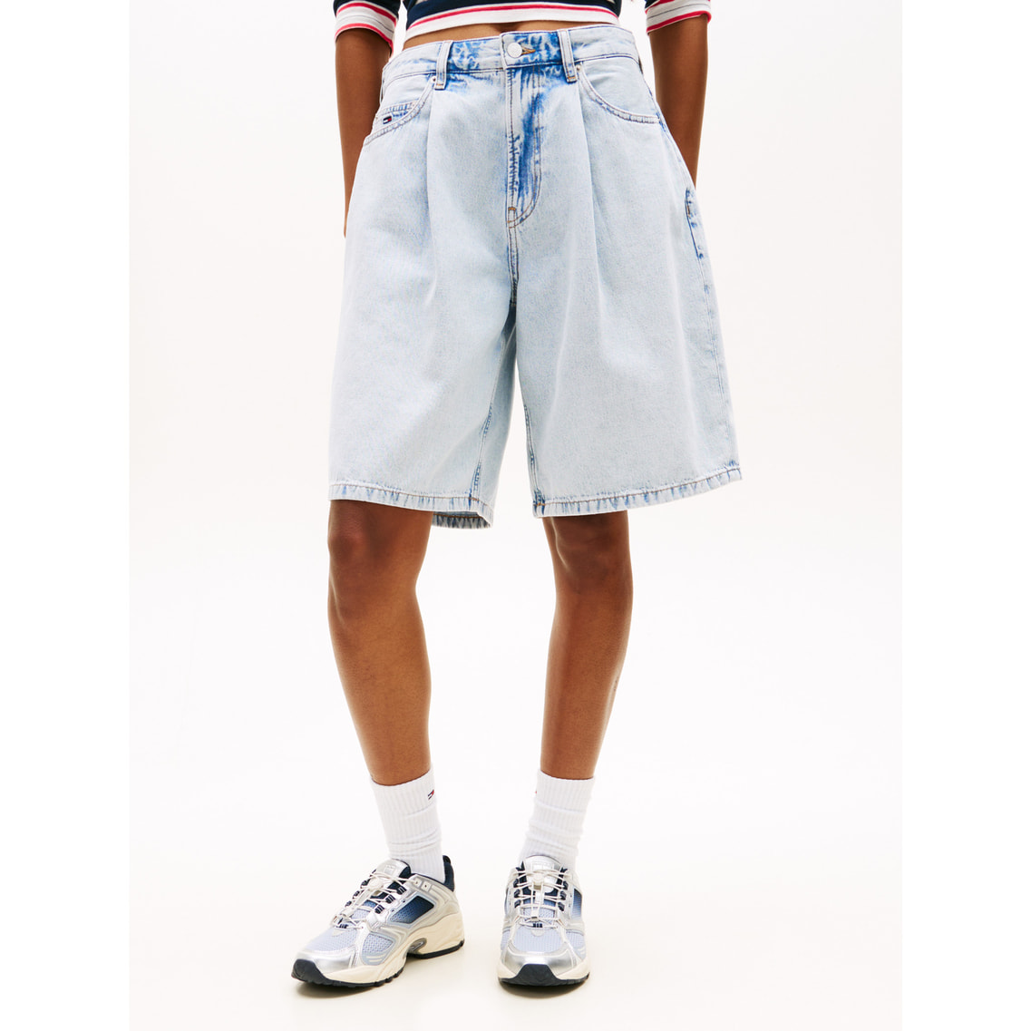   トミーヒルフィガー デニムショーツ ホワイト 2点でさらに10％ off】プリーツデニムショートパンツ | トミー