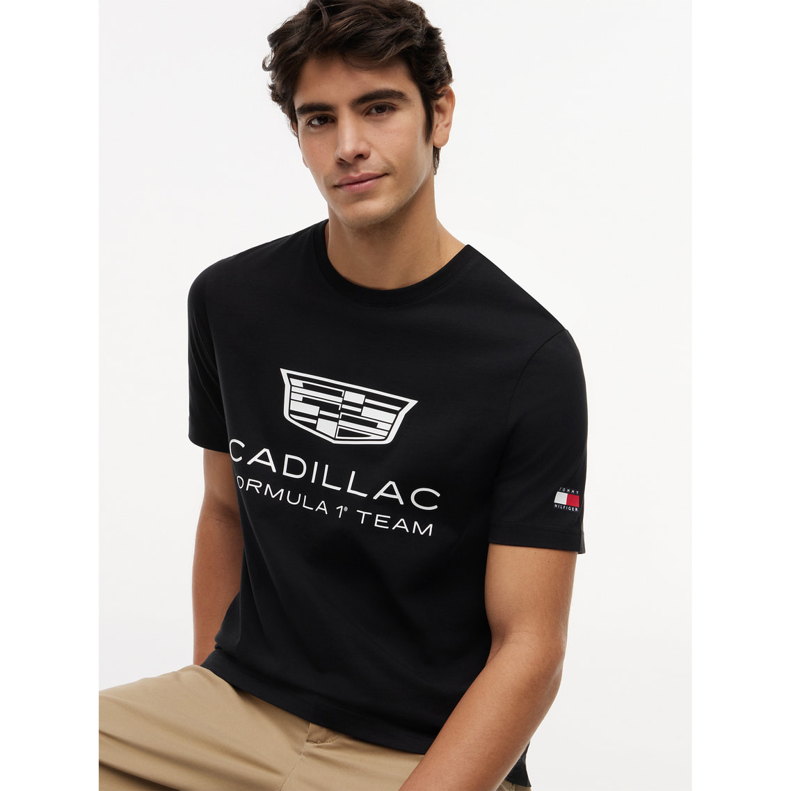 Tommy x Cadillac F1 Team シールドグラフィックTシャツ | トミー