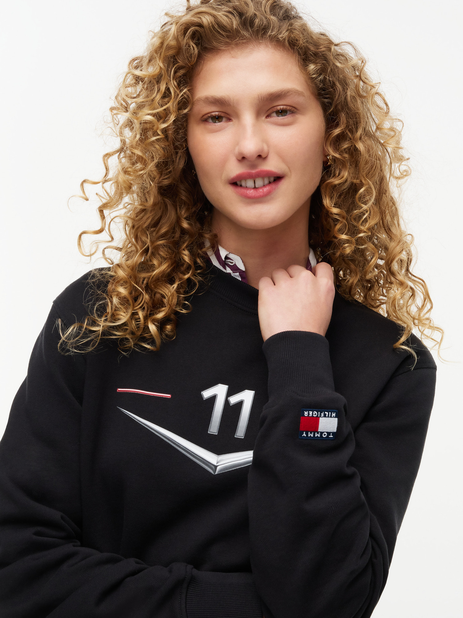 トミーヒルフィガー Tommy x Cadillac F1 Team シェブロンクルーネックシャツ | トミー