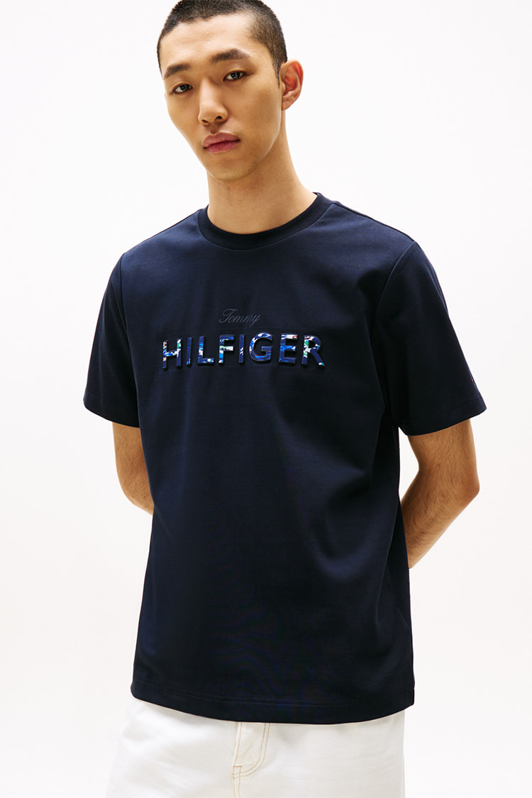 ヒルフィガーエンボスロゴTシャツ