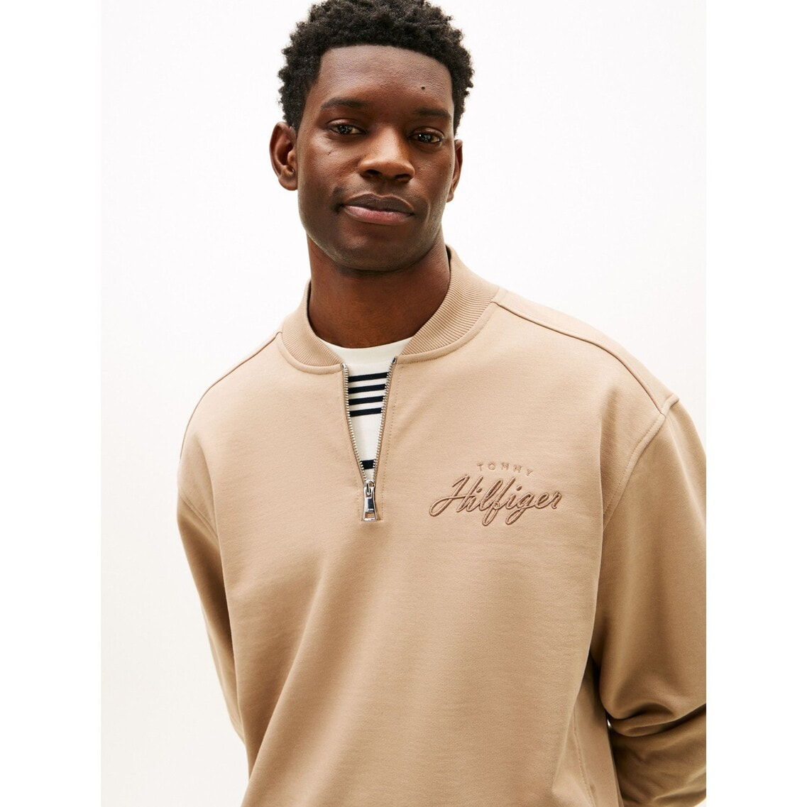 モダンアスレジャーグラフィックハーフジップクルーシャツ | トミー