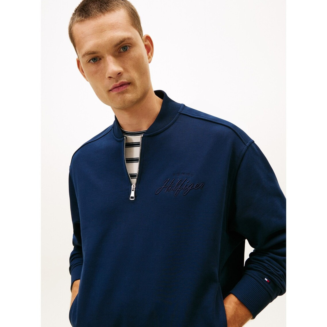 モダンアスレジャーグラフィックハーフジップクルーシャツ | トミー