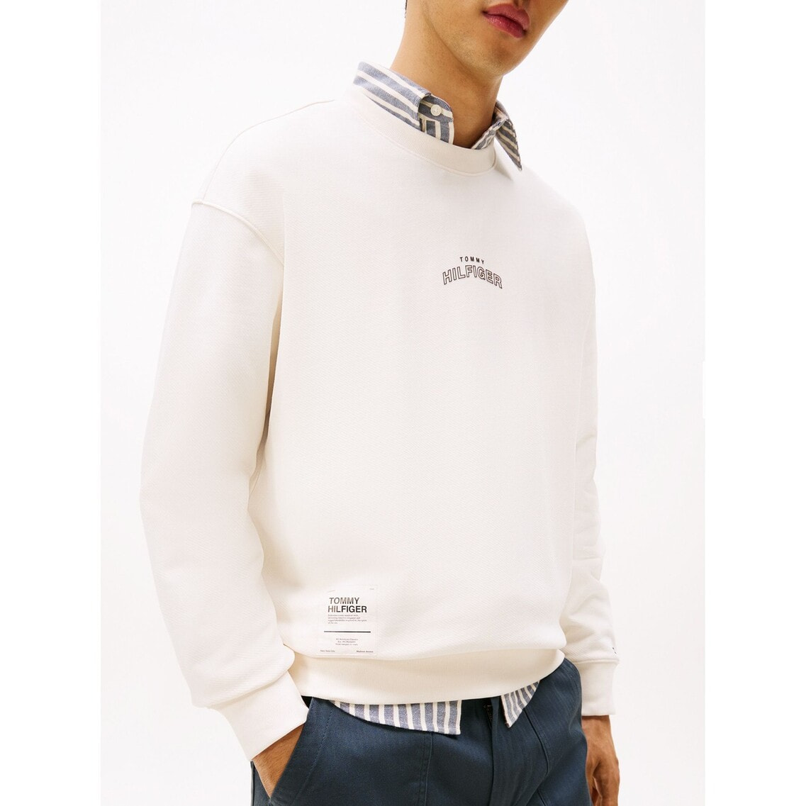 ホワイト クルーネック トレーナー アームパッチ付き ホワイト クルーネック トレーナー アームパッチ付き