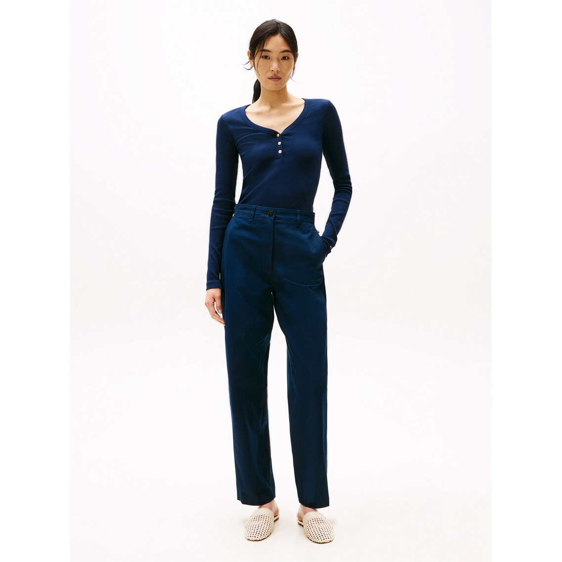 トミー ヒルフィガー   スリムヘンリースクープネックトップス （ネイビー） 2点でさらに10％OFF】スリムヘンリースクープネックトップス