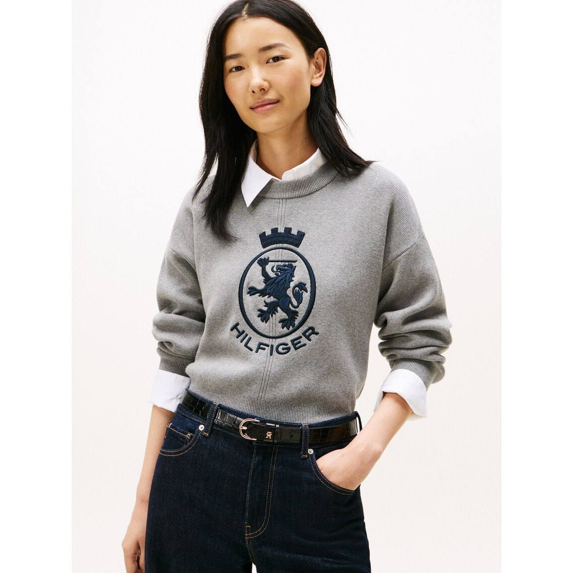 JISOO着用】バーシティグラフィックモックネックセーター | トミー