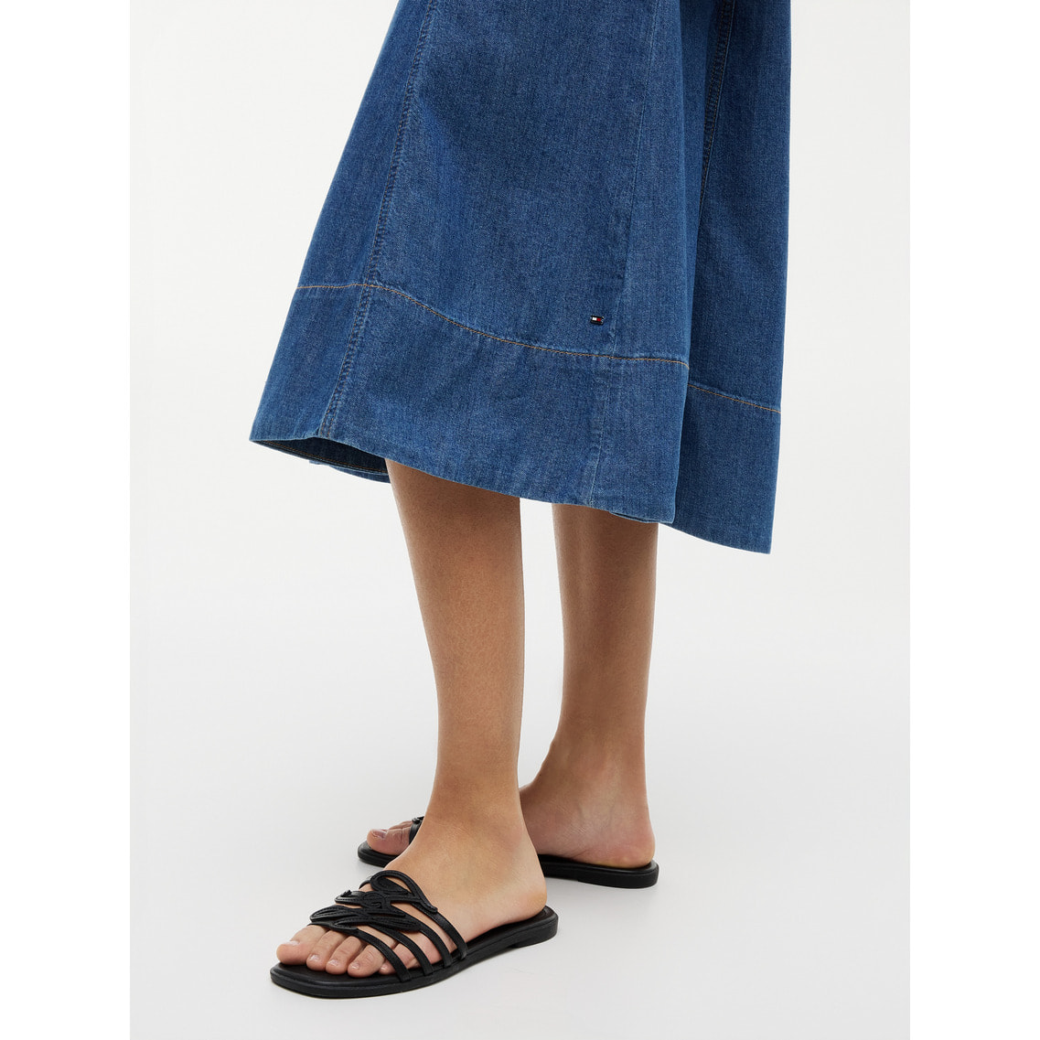 JISOO着用】ベルテッドフィットアンドフレアミディワンピース | トミー