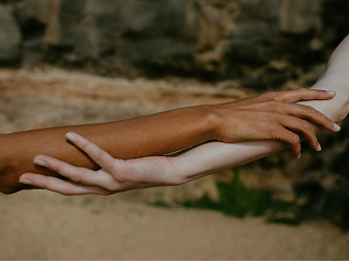 手を握ってる様子