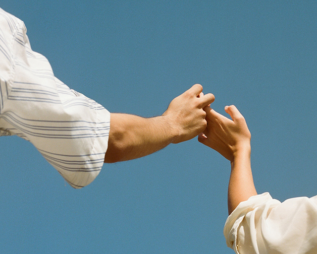 手を握ってる様子